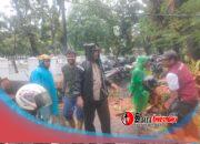Pohon Tumbang Hambat Arus Lalu Lintas, Polsek Ujung Pandang Turun ke Lokasi